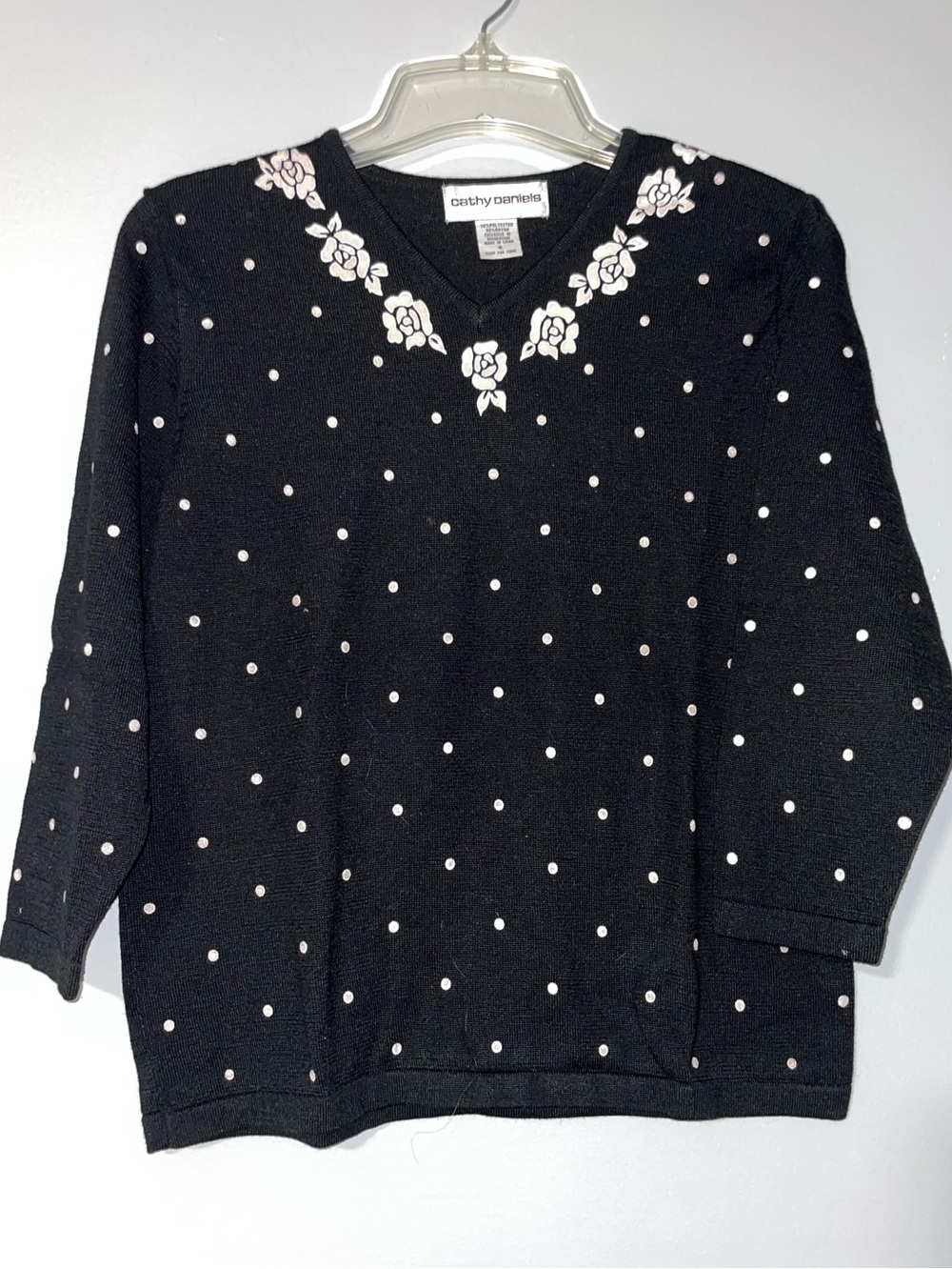 💮Cathy Daniel’s Black Knit Polka Dot Sweater with White Floral V-Neck